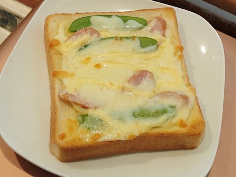 さやえんどうとウインナーのチーズトースト